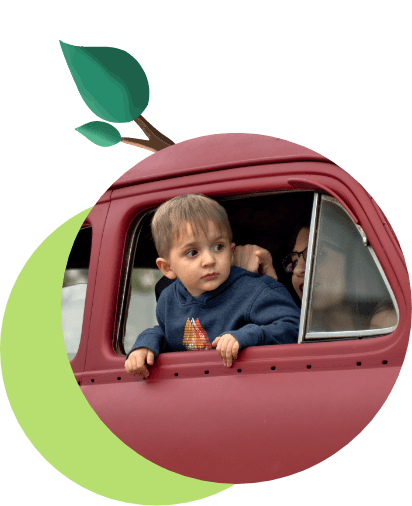 Enfant qui se penche à la fenêtre d'une voiture