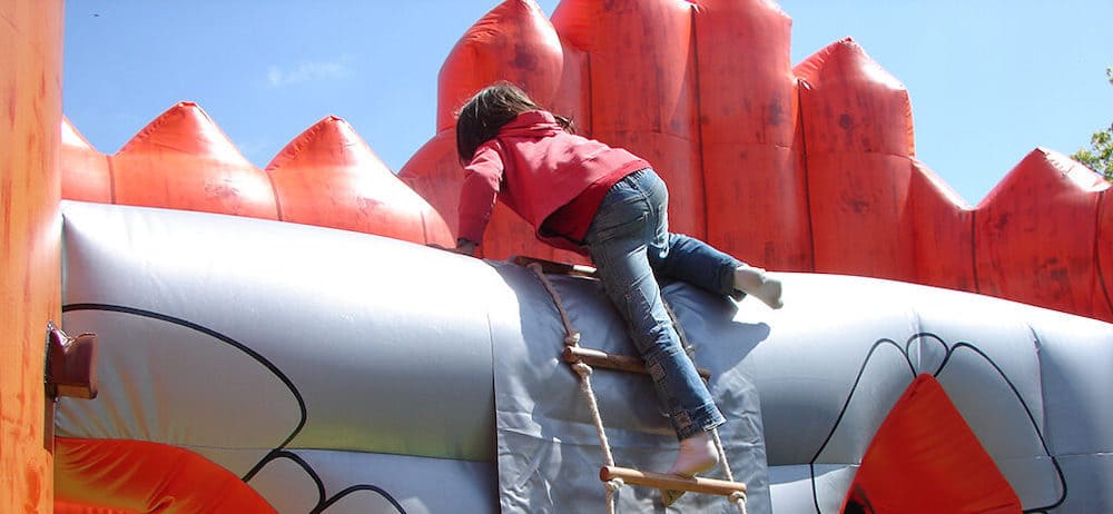 enfant-escaladant-jeu-gonfable