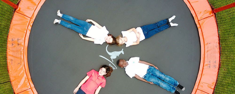 enfants-sur-un-trampoline